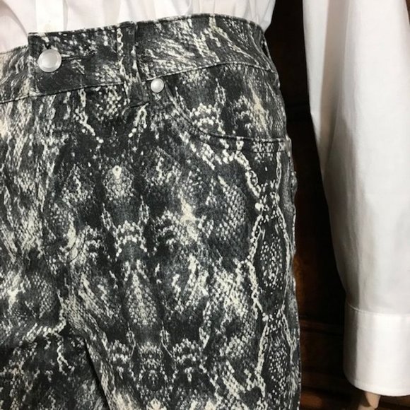 Suko Jeans Platinum Snake Stretch Cotton Blend Raw Edge Hem Jean - Picture 8 of 14